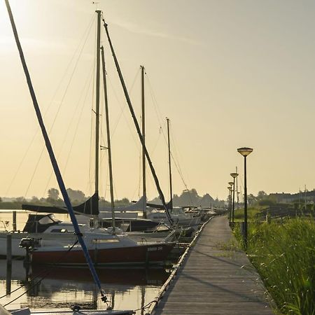 Waterchalet number 6 Recreationpark Yn'e Lijte Grou met ligplaats boot Villa Buitenkant foto