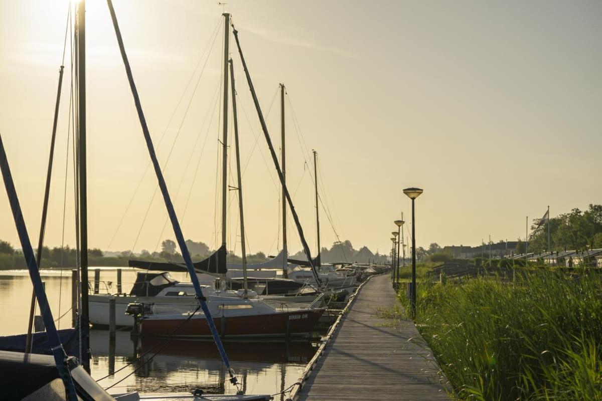 Waterchalet number 6 Recreationpark Yn'e Lijte Grou met ligplaats boot Villa Buitenkant foto