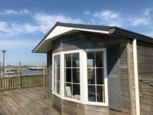 Waterchalet number 6 Recreationpark Yn'e Lijte Grou met ligplaats boot Villa Buitenkant foto
