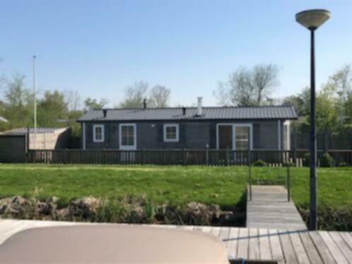 Waterchalet number 6 Recreationpark Yn'e Lijte Grou met ligplaats boot Villa Buitenkant foto