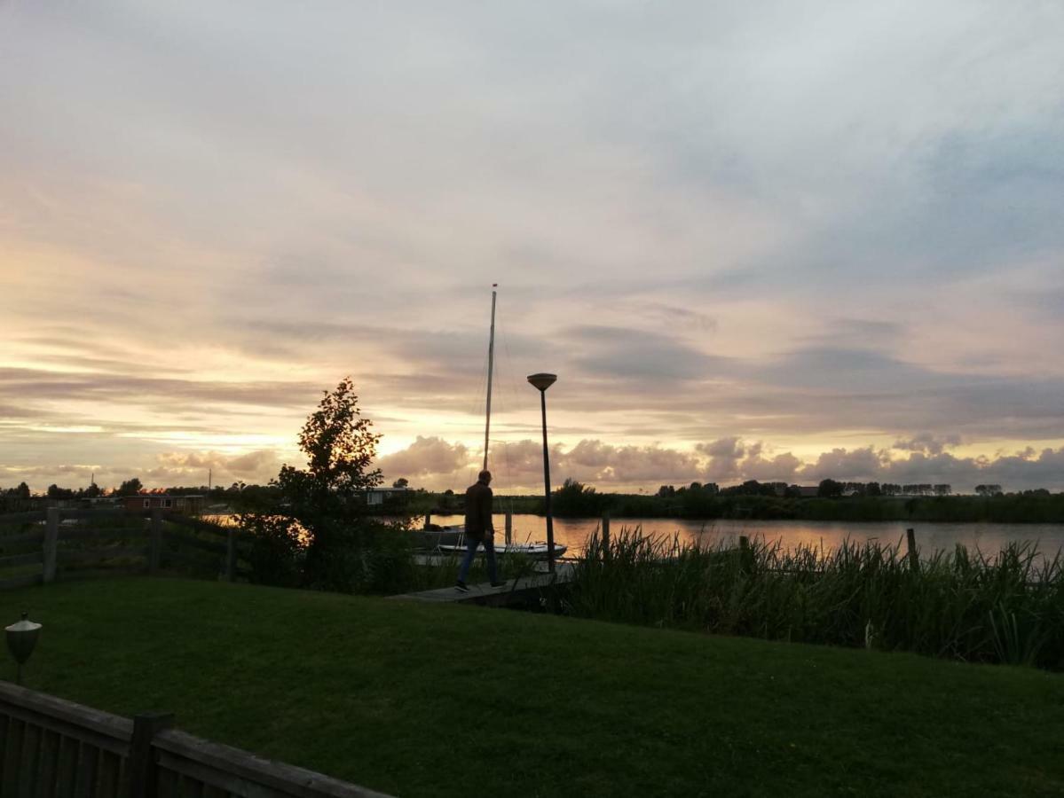 Waterchalet number 6 Recreationpark Yn'e Lijte Grou met ligplaats boot Villa Buitenkant foto